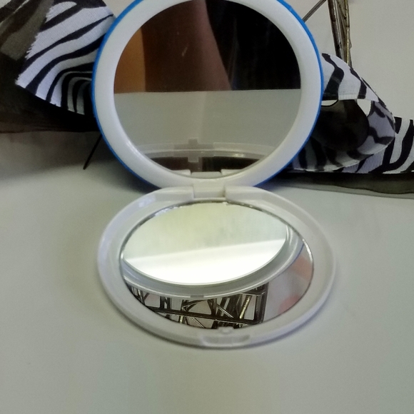 Hello Kitty Blue Compact Mirror New - Picture 4 of 8